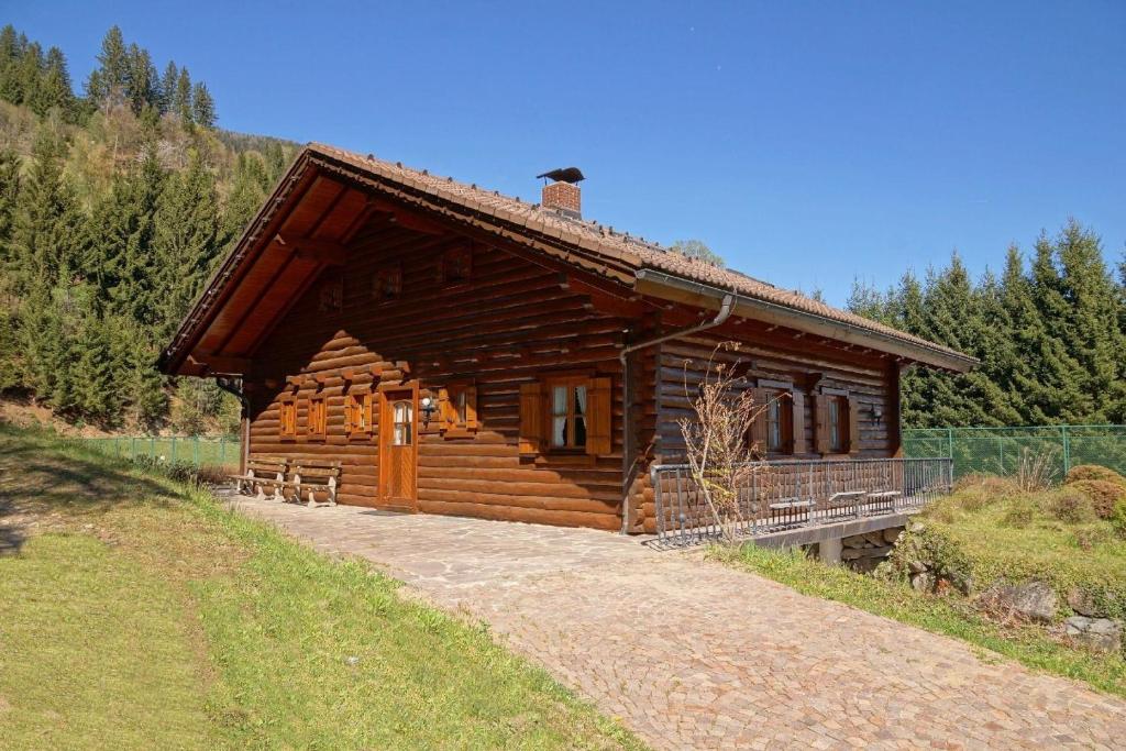 Holzblockhaus auf zwei Etagen mit Whirlbadewanne und Kaminofen