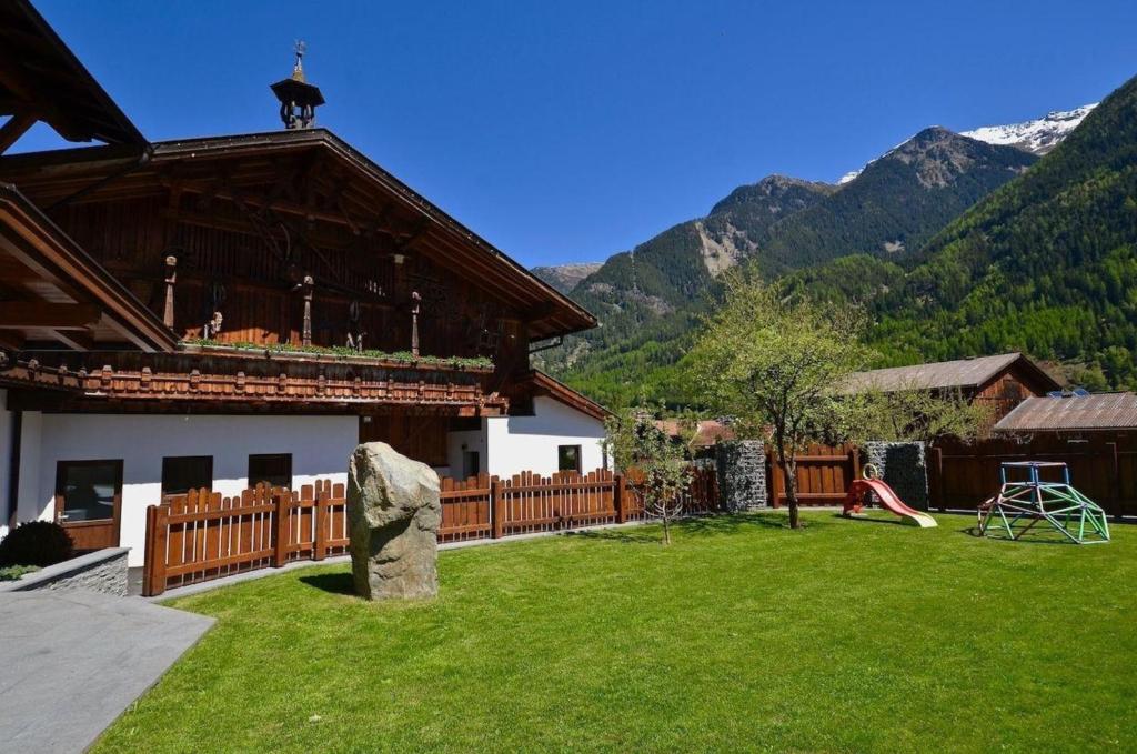 Schönes Ferienhaus in Umhausen mit Garten, Grill und Terrasse