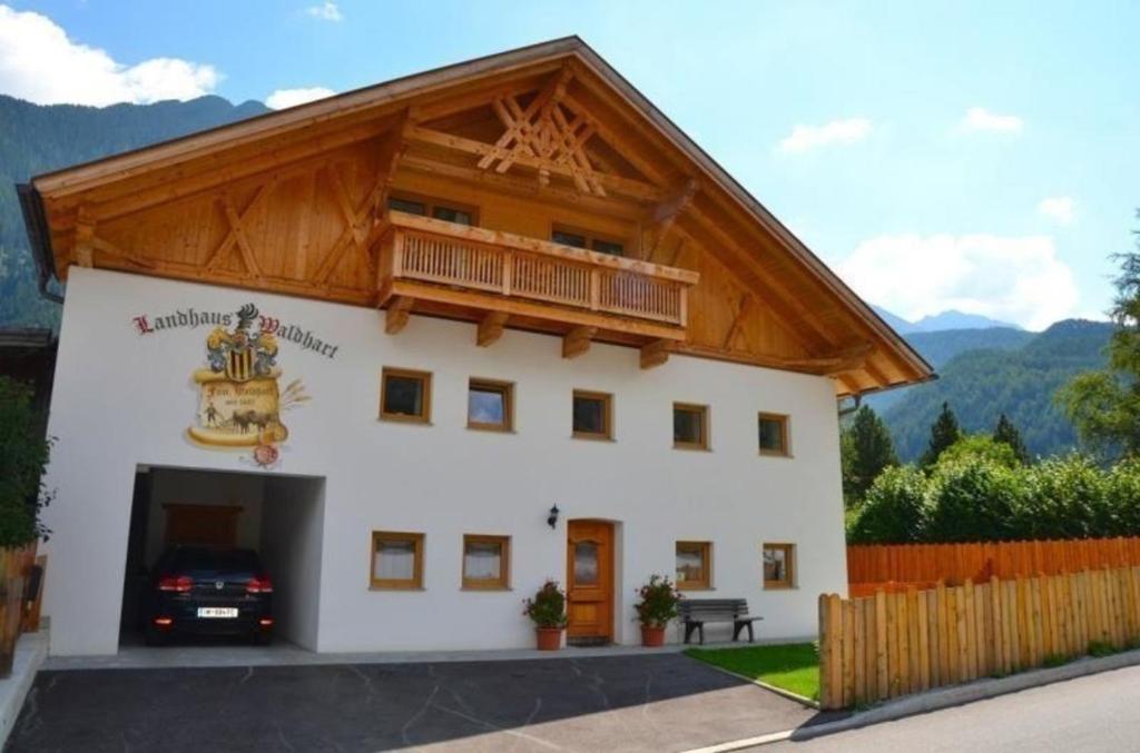 Traditionelles und modernes Appartement vor herrlicher Gebirgskulisse mit Terrasse und Garten