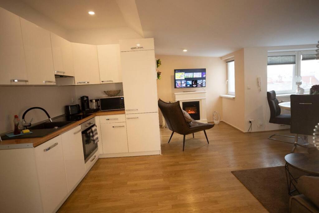 Sunny & large Penthouse with View above Vienna DG6
