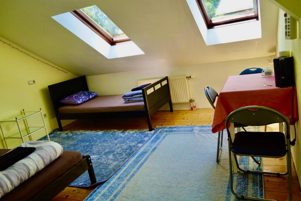 U6 Schöpfwerk Hostel 11