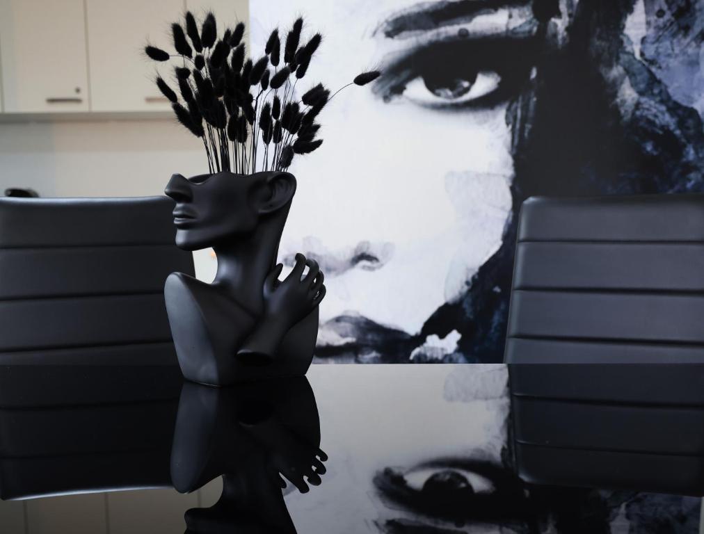 Vienna's Modern Black Beauty - Couples & Family-Friendly apartment