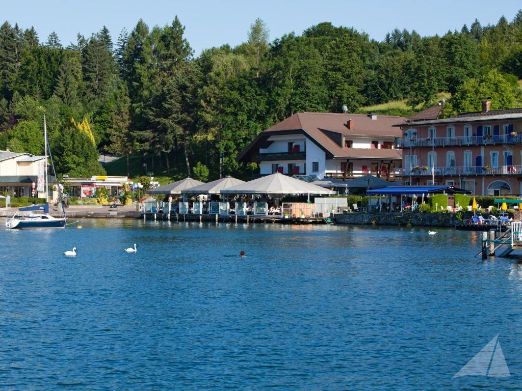 Hotel-Restaurant "Veldener Traumschiff" direkt am See in 2min im Zentrum